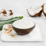 Sorbet Coconut Island Way en coque de noix de coco sur fond naturel et tropical