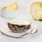 Sorbet Sweet Ananas Island Way dans une coque d’ananas sur fond blanc avec cuillère