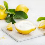 Sorbet Zesty Lemon Island Way dans une coque de citron sur fond lumineux avec feuilles de menthe