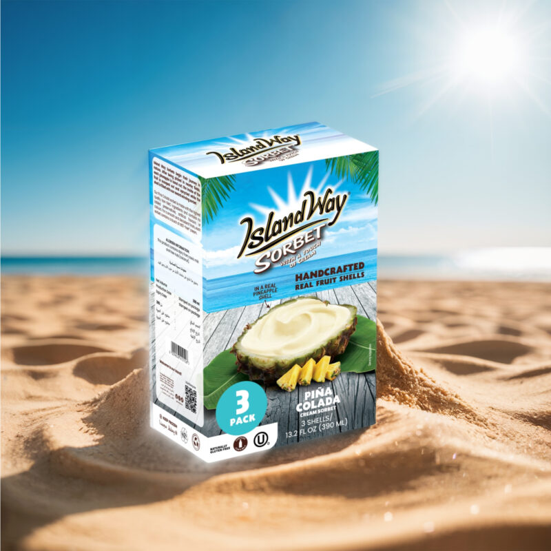 Pack de 3 sorbets Island Way Piña Colada dans des coques d’ananas naturelles, sur plage tropicale en plein soleil